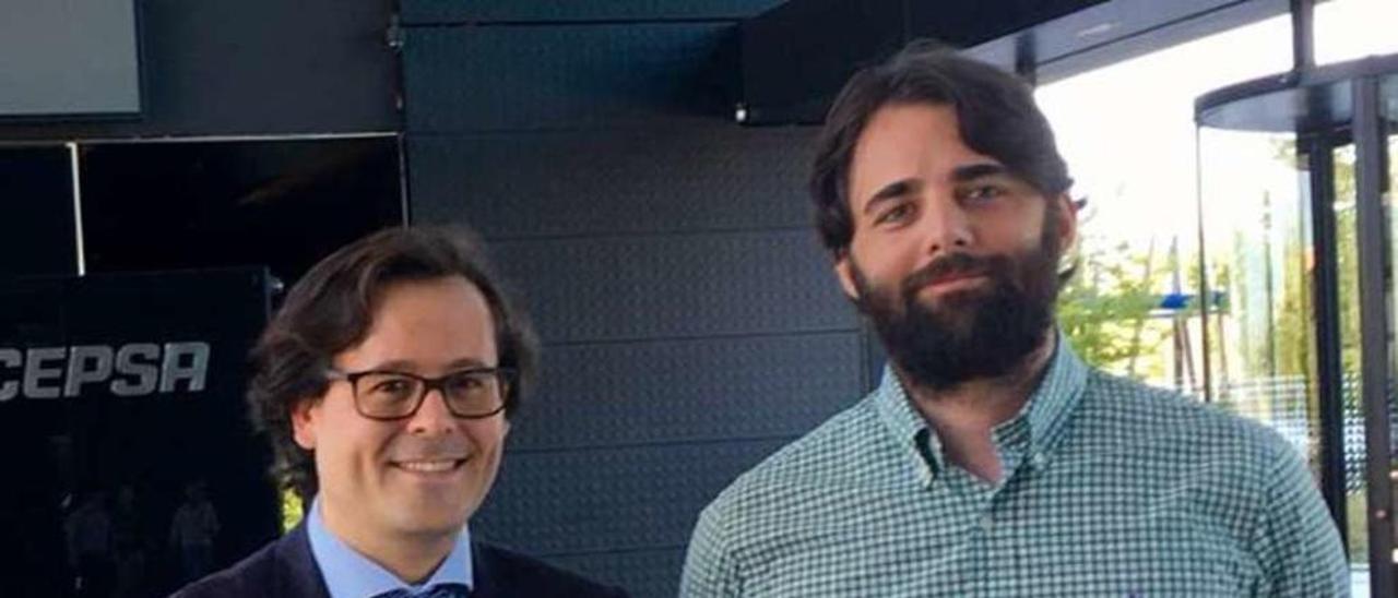 Saúl Cuevas (i.) y Enrique Cano, responsable de compras de Cepsa.