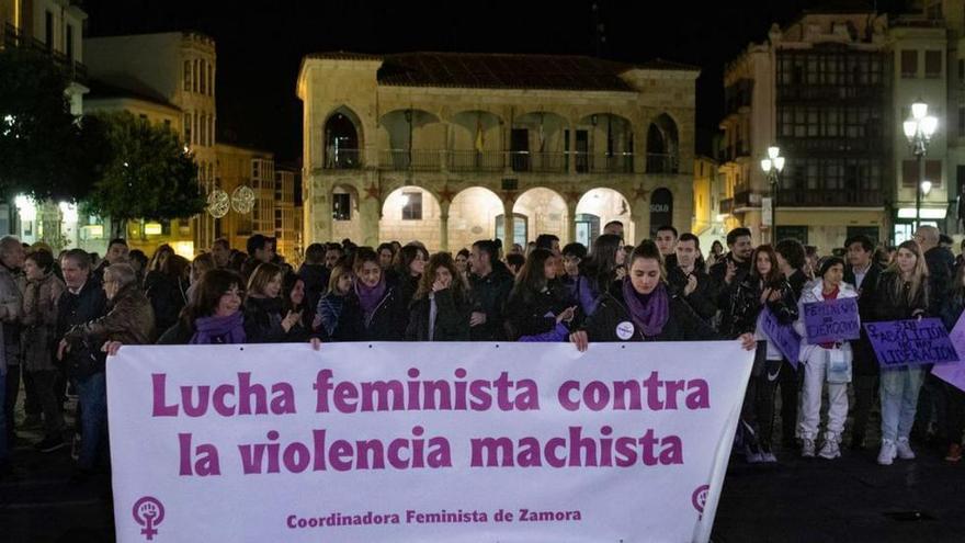 Una cncentración en Zamora.contra la violencia machista.