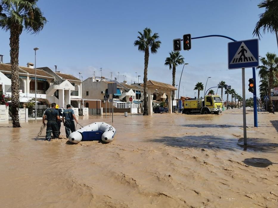 Efectivos de bomberos y de la Unidad Militar de Emergencias rescatan a vecinos en Los Alcázares