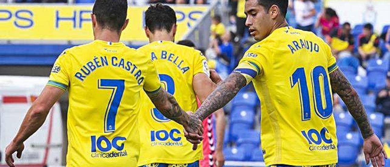 Sergio Araujo da la mano a Rubén Castro para felicitarle por uno de los dos goles que le marcó al Lugo el pasado 28 de abril en el Estadio de Gran Canaria.