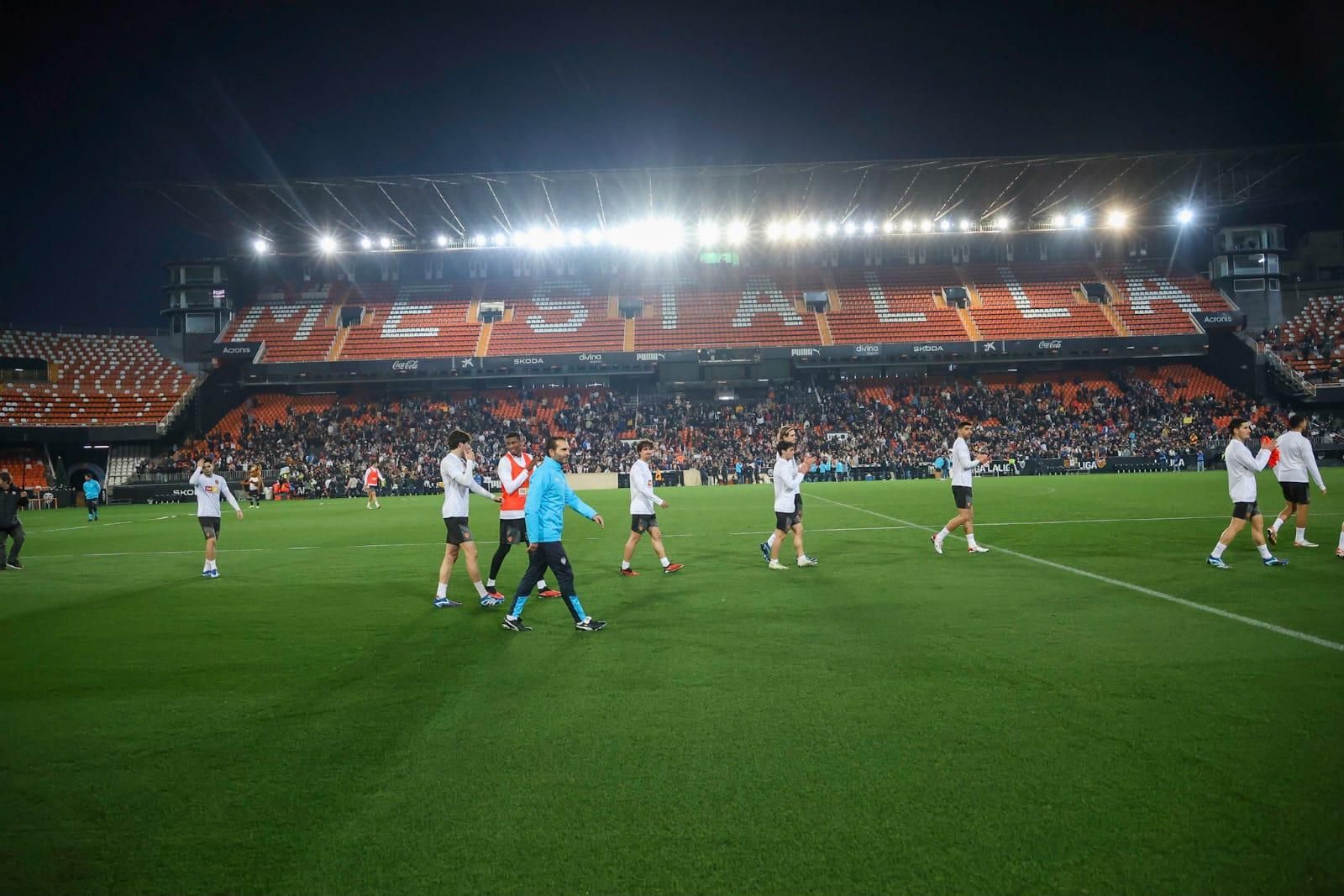 La afición se vuelca con el Valencia CF en el entrenamiento de Mestalla