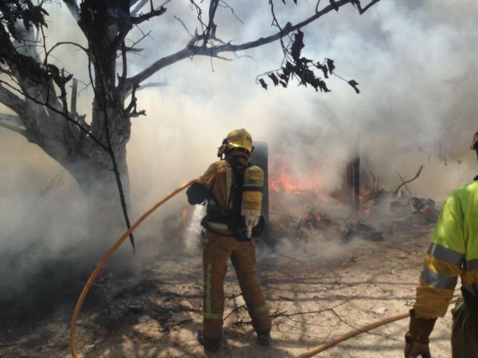 Incendio en una parcela llena de basura en Guardamar