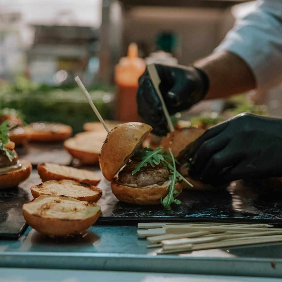 El menú ofrecerá una mini hamburguesa de Chato murciano sobre calabaza asada, carpaccio de champiñón y lluvia de queso parmesano.