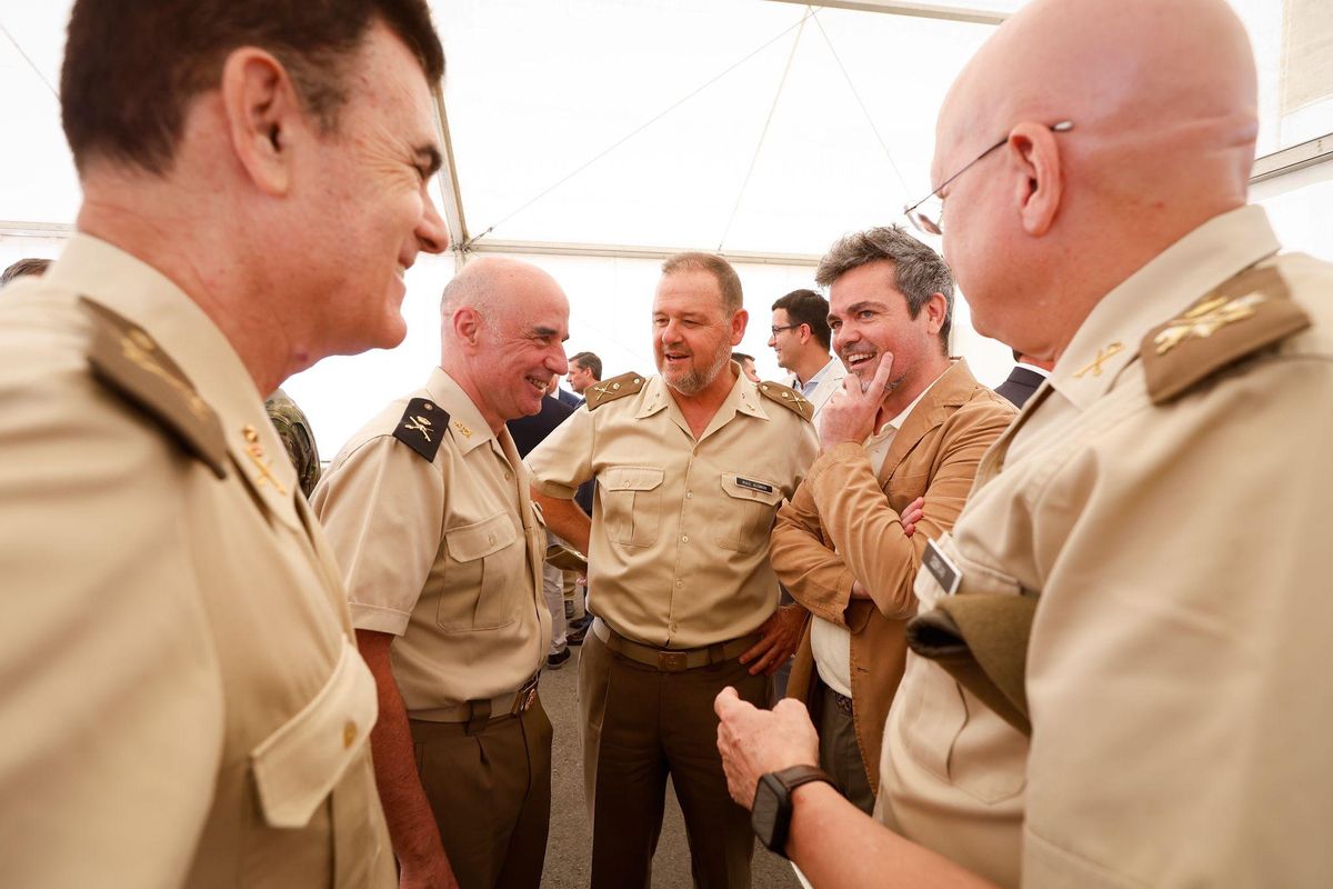 De izquierda a derecha, el teniente general Roca (MALE); el general Ruiz, jefe de la BRI X; el general Ruiz Alonso, jefe oficina de proyecto de la BLET; y el teniente general Cebrián (Digenin).