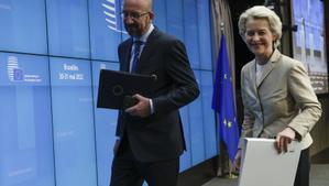 La presidenta de la Comisión Euroepa; Ursula von der Leyen, y el presidente del Consejo, Charles Michel, al acabar la cumbre. 