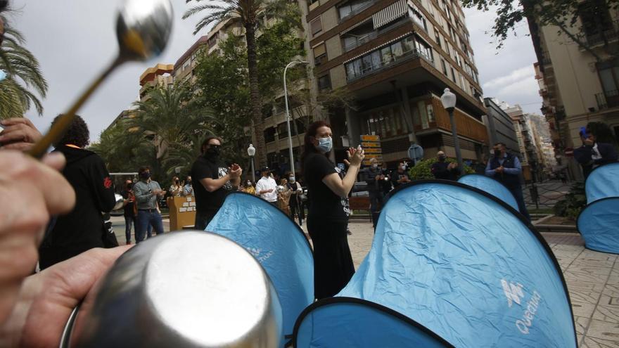 Cacerolada y acampada del ocio nocturno frente a la sede del Consell