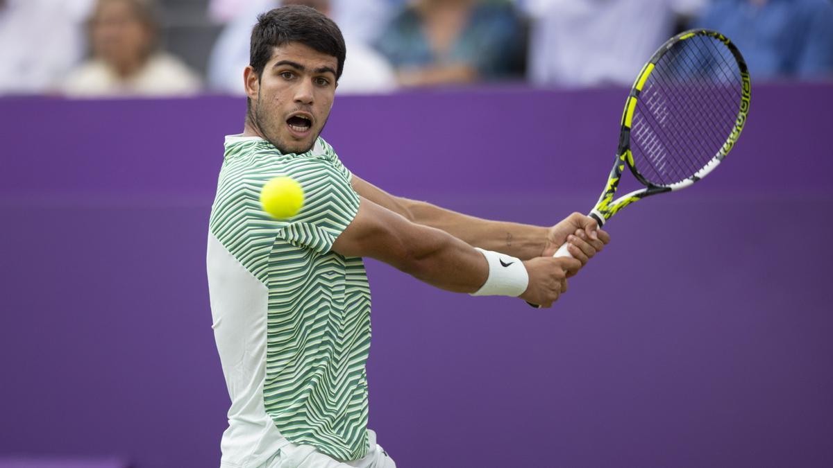 Carlos Alcaraz devuelve una bola de revés en el partido de octavos de final en Queen's