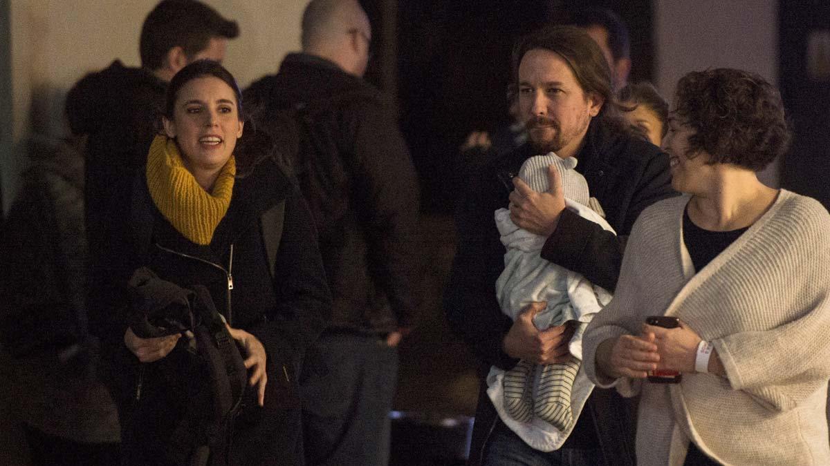 el-candidato-a-la-presidencia-del-gobierno-de-unidas-podemos-pablo iglesias -llega-con-su-hija-en-brazos-al-espacio-harley-de-madrid-donde-la-coalici