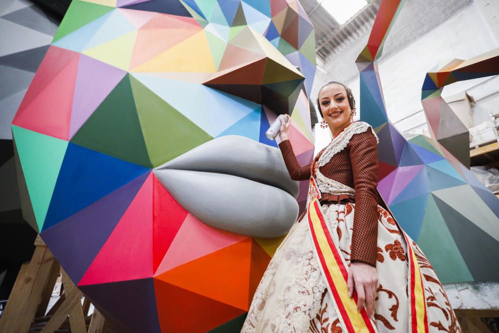 Las falleras mayores visitan el taller de la falla municipal