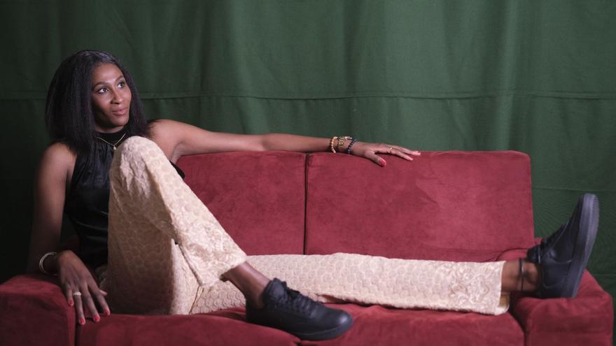 Astou Ndour mira hacia el futuro sentada en un sofá, un futuro que quiere que pase por los Juegos Olímpicos de París 2024. | | JOSÉ C. GUERRA