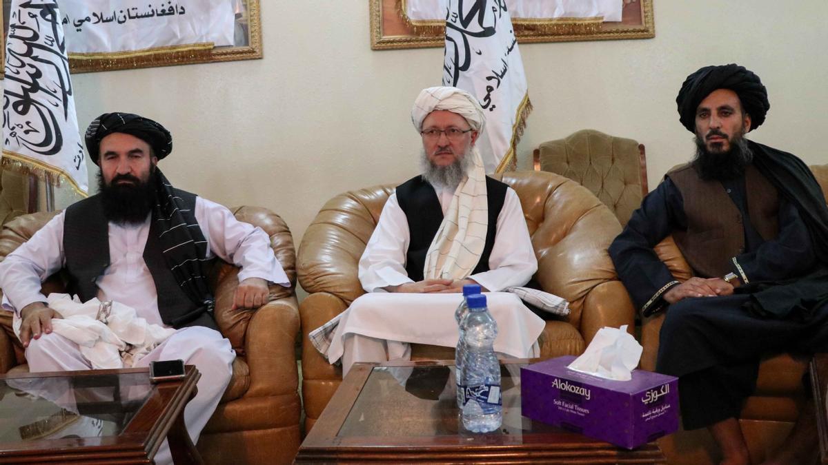 Tres responsables talibanes durante la rueda de prensa.