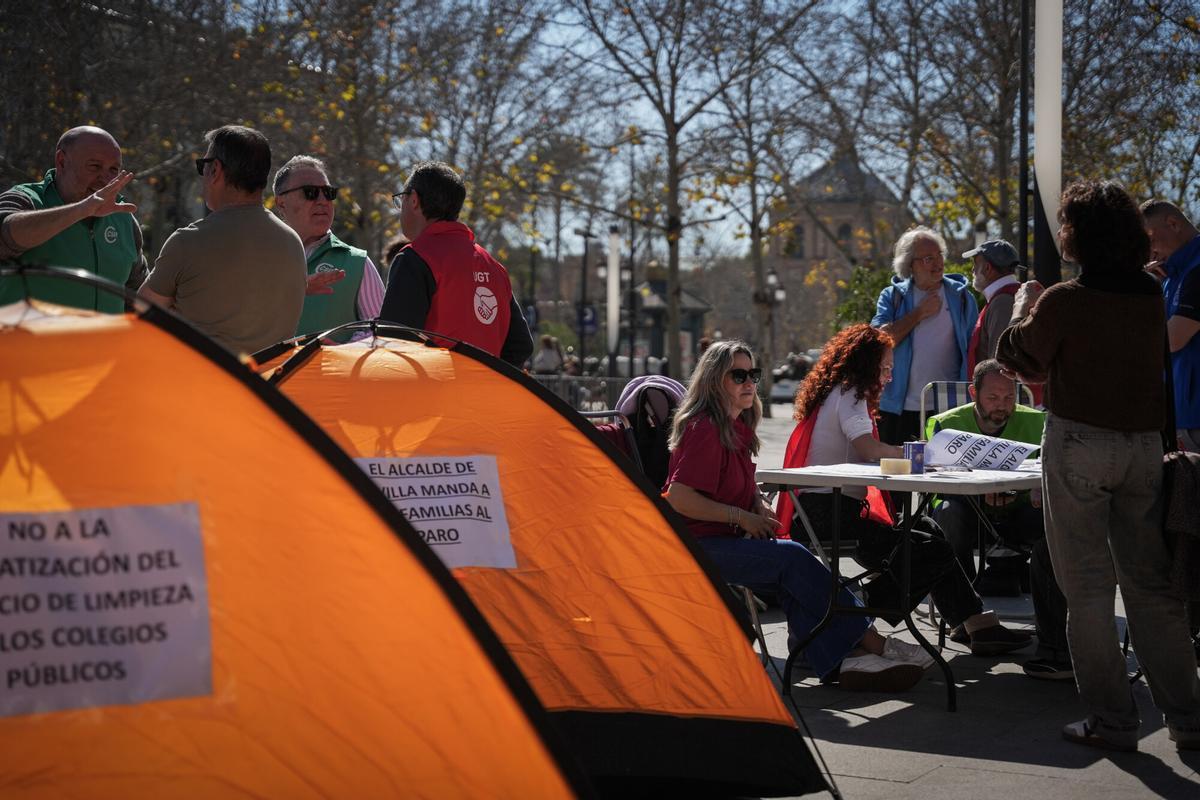 Imagen de la acampada convocada contra la privatización de la limpieza de colegios en Sevilla.