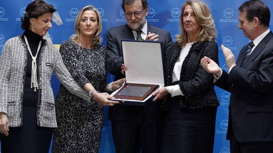 Rajoy y Caballero entregan la distinción de la FEMP, ayer, a las hermanas de Rita Barberá. // Efe