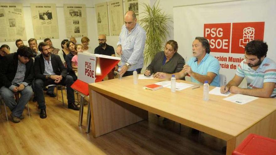 La asamblea de los socialistas de Vilagarcía celebrada anoche. // Noé Parga