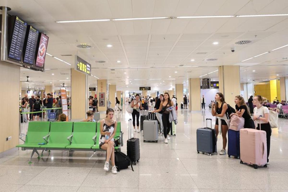 Aeropuerto de Ibiza: la solución de quien huye y el problema de quien llega