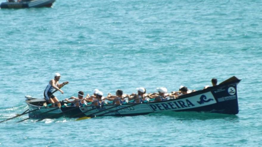 La trainera de Tirán, durante una regata en la Liga ACT