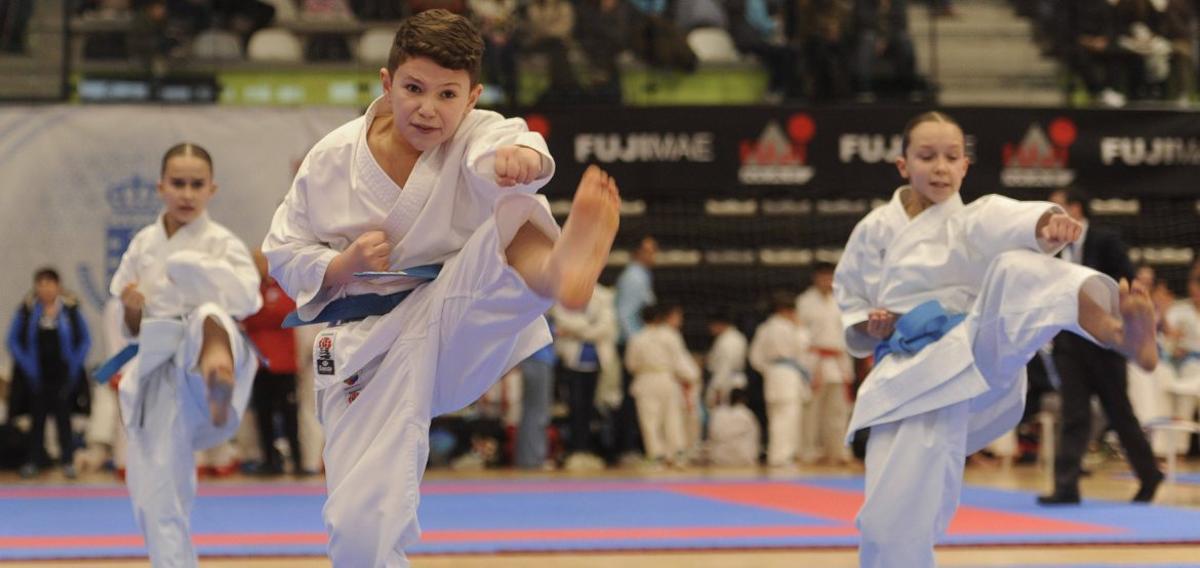 El Lalín Arena corona a los nuevos campeones gallegos de kárate | BERNABÉ/JAVIER LALÍN