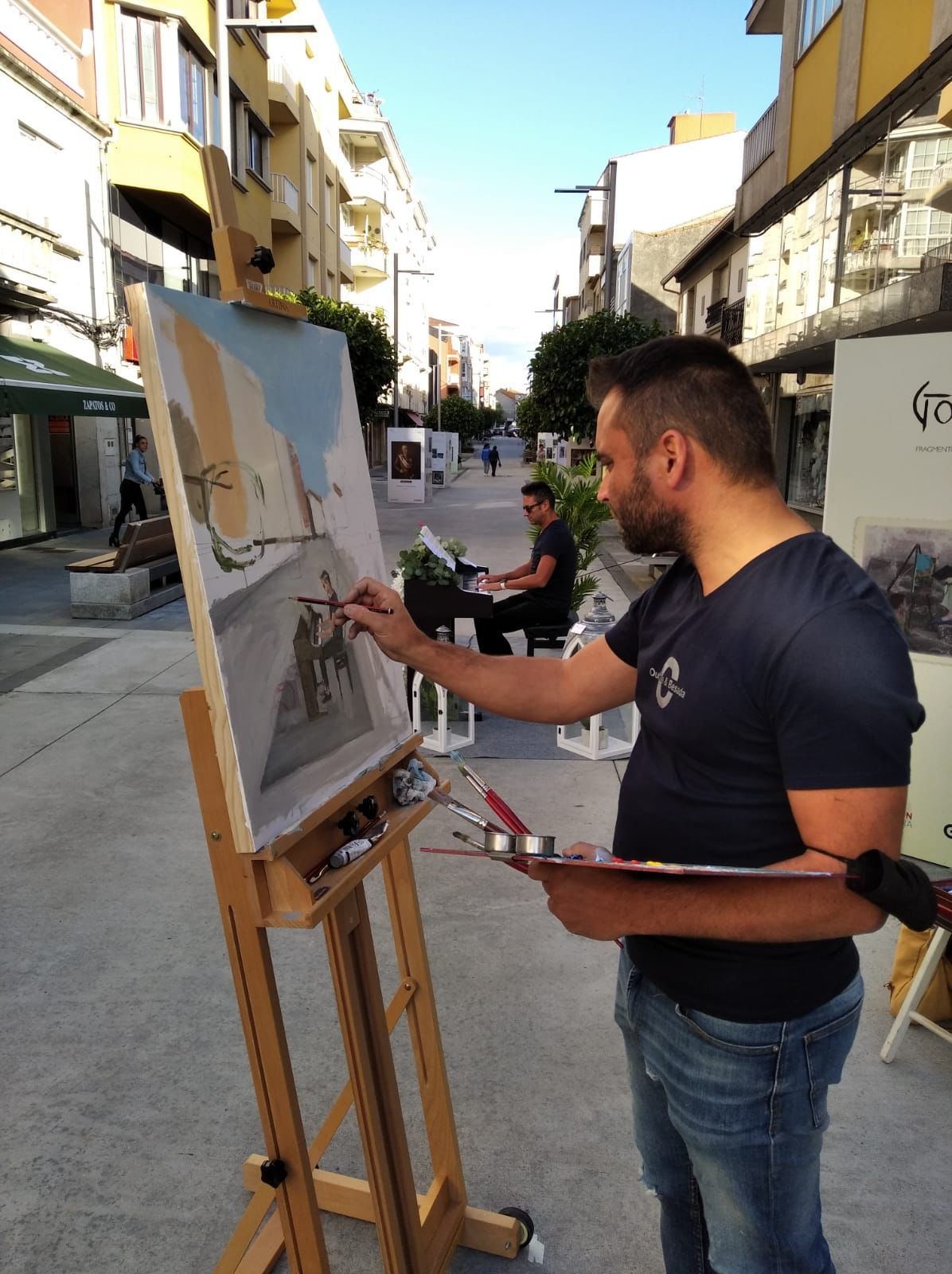 Carlos Álvarez, pintando en la calle Castelao.