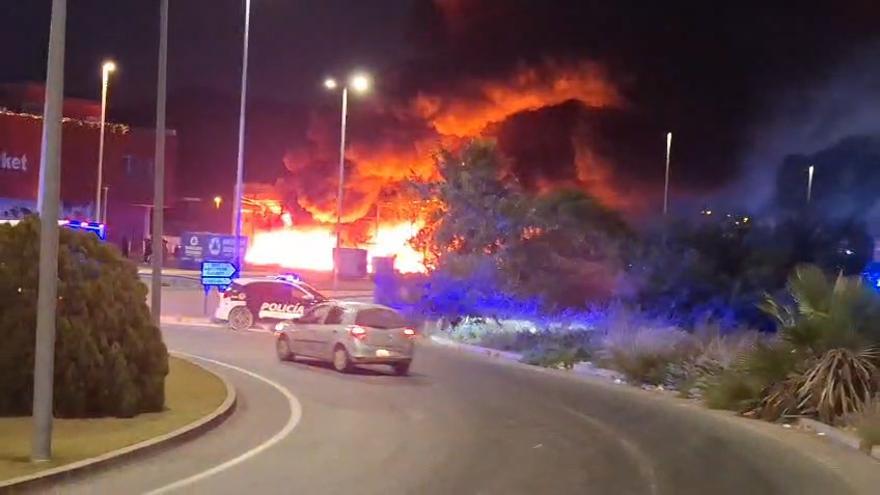 Imágenes La Opinión | Las llamas devoran una nave de pantallas LED a la entrada de Cobatillas en Murcia