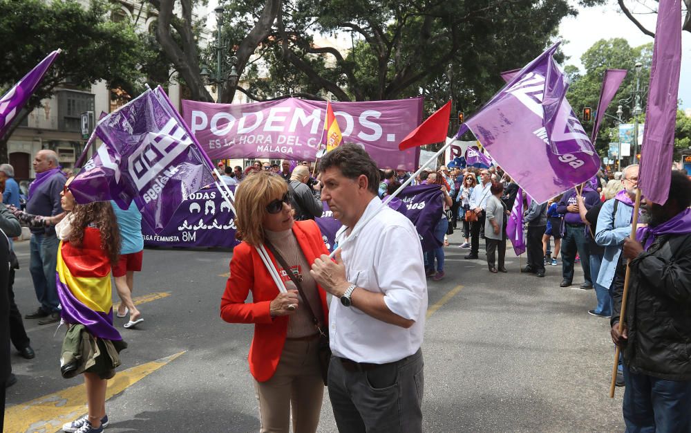 Miles de personas participan en la marcha convocada por los sindicatos para este martes, Día Internacional del Trabajo