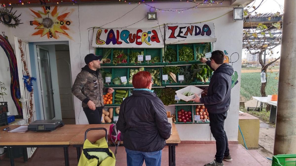 Tienda de La Alquería, donde cada viernes venden los productos de kilómetro zero que cultivan en las actividades de campo.