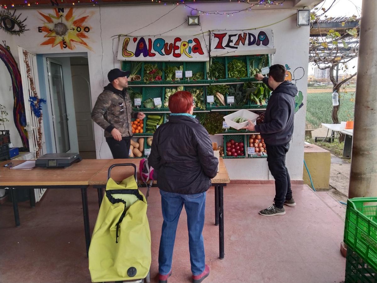 Tienda de La Alquería, donde cada viernes venden los productos de kilómetro zero que cultivan en las actividades de campo.