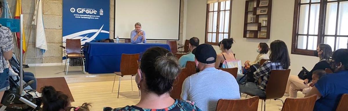 La reunión entre el alcalde y los padres para hablar del futuro de la guardería y aclarar que no es municipal. | // FDV