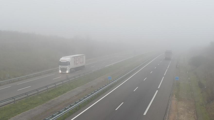 Avisos por mal tiempo: La niebla complica el tráfico en una veintena de tramos de la red de carreteras de Castilla y León