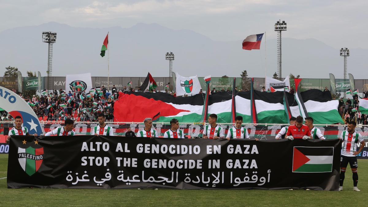 Imágenes del más reciente choque del CD Palestino, ante la U de Chile, clamando por las vidas de Gaza