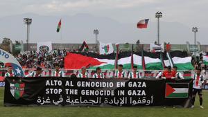 Imagen del más reciente choque del CD Palestino, ante la U de Chile, clamando por las vidas de Gaza