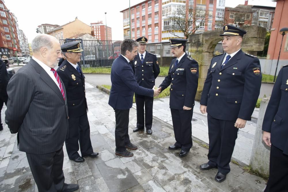 Visita del director general de la Policía, Gabino de Lorenzo y el Jefe Superior de la Policía de Asturias a la comisaría de Policía Nacional de Avilés
