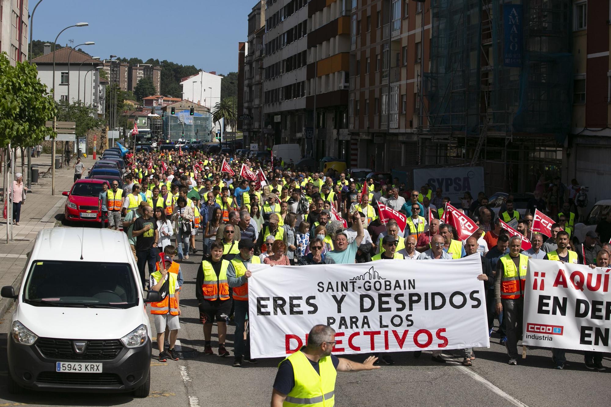 Los trabajadores de Saint-Gobain salen a la calle para frenar los despidos en Avilés