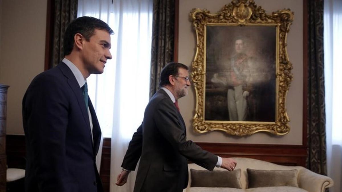 Mariano Rajoy y Pedro Sánchez al inicio de su reunión en el Congreso de los Diputados.