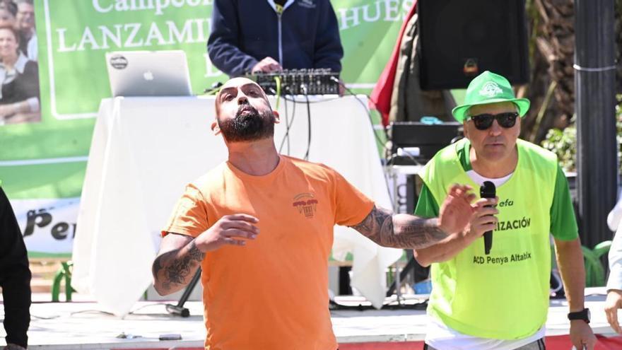 Los mejores momentos del campeonato de lanzamiento de hueso de dátil en Elche este segundo lunes de Pascua