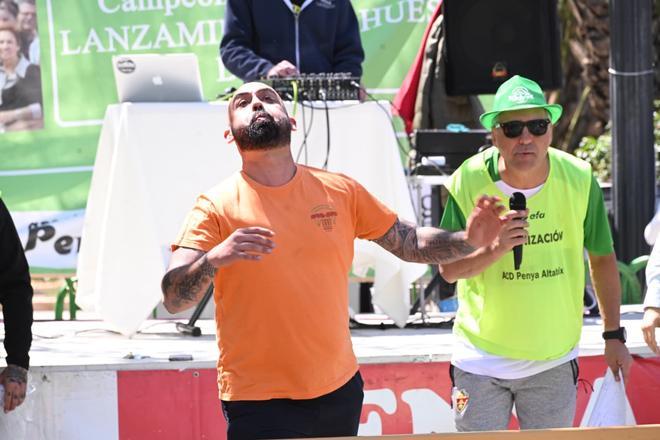 Los mejores momentos del campeonato de lanzamiento de hueso de dátil en Elche este segundo lunes de Pascua