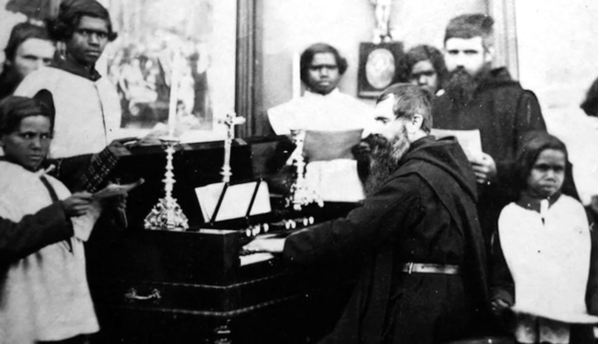 El monje benedictino Rosendo Salvado, tocando el órgano rodeado de aborígenes en Australia.