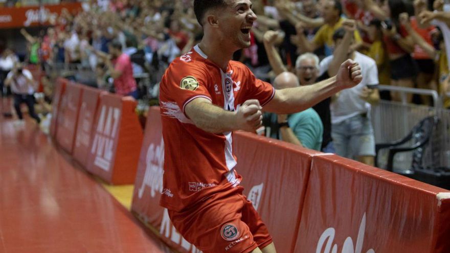 Pablo Ramírez, celebrando el gol que dio el título de liga al Jimbee. | LOYOLA PÉREZ DE VILLEGAS