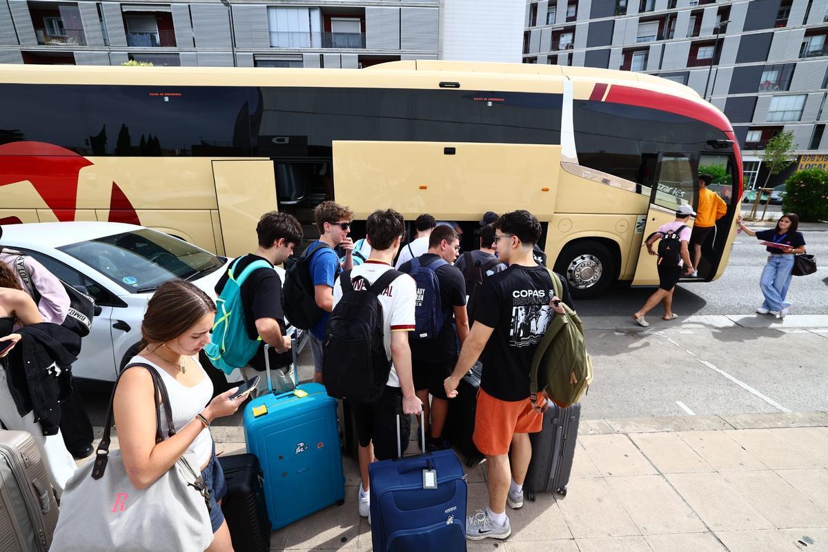 Los alumnos de Zaragoza se marchan a Salou para celebrar el final del curso.
