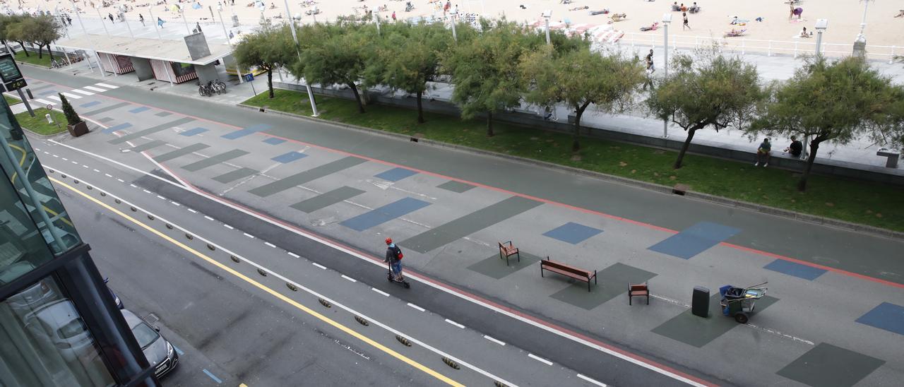 El carril de circulación, el de bici y el &quot;cascayu&quot; del Muro.