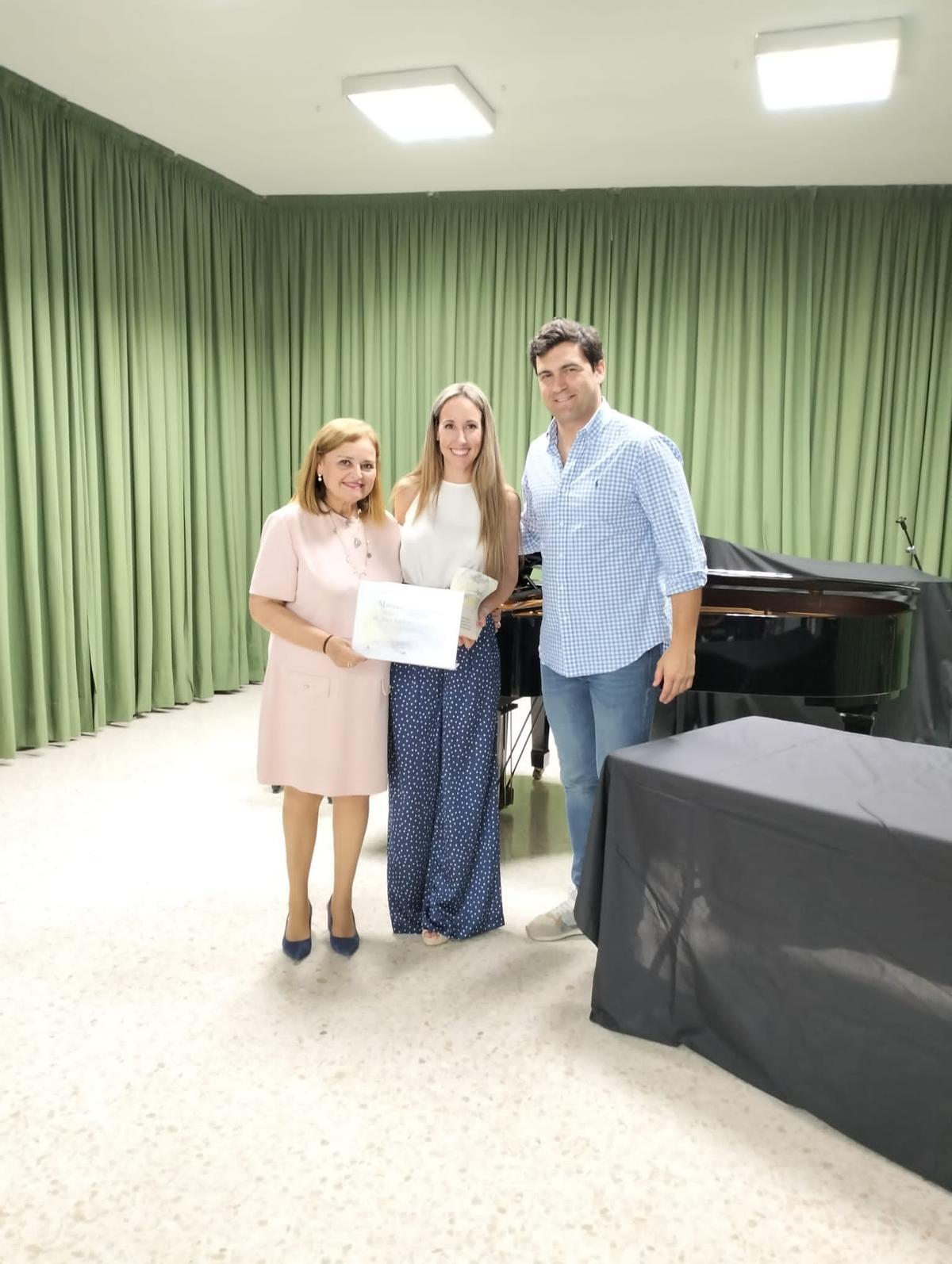 La docente Ana María Merino recibe su reconocimiento.
