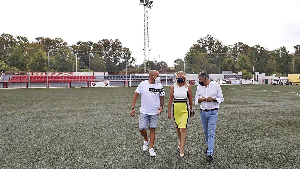 La alcaldesa, Ángeles Muñoz, en una visita al Estadio Municipal Antonio Naranjo. | L. O.