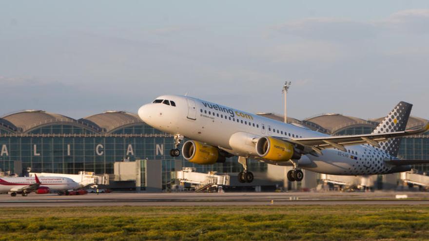 Un avión de Vueling despega en el aeropuerto de Alicante-Elche