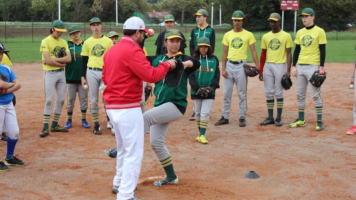 Un grupo de jóvenes, en un clínic de béisbol