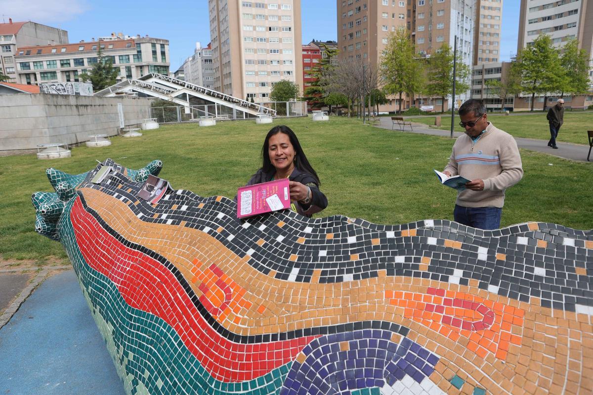 Suelta de libros en A Coruña con motivo del Día del Libro