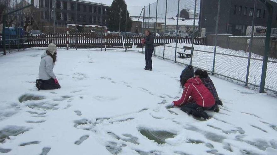 Un grupo de chicas juegan con la nieve, de unos 5 centímetros de espesor, en A Fonsagrada. // El Progreso/ Tanys