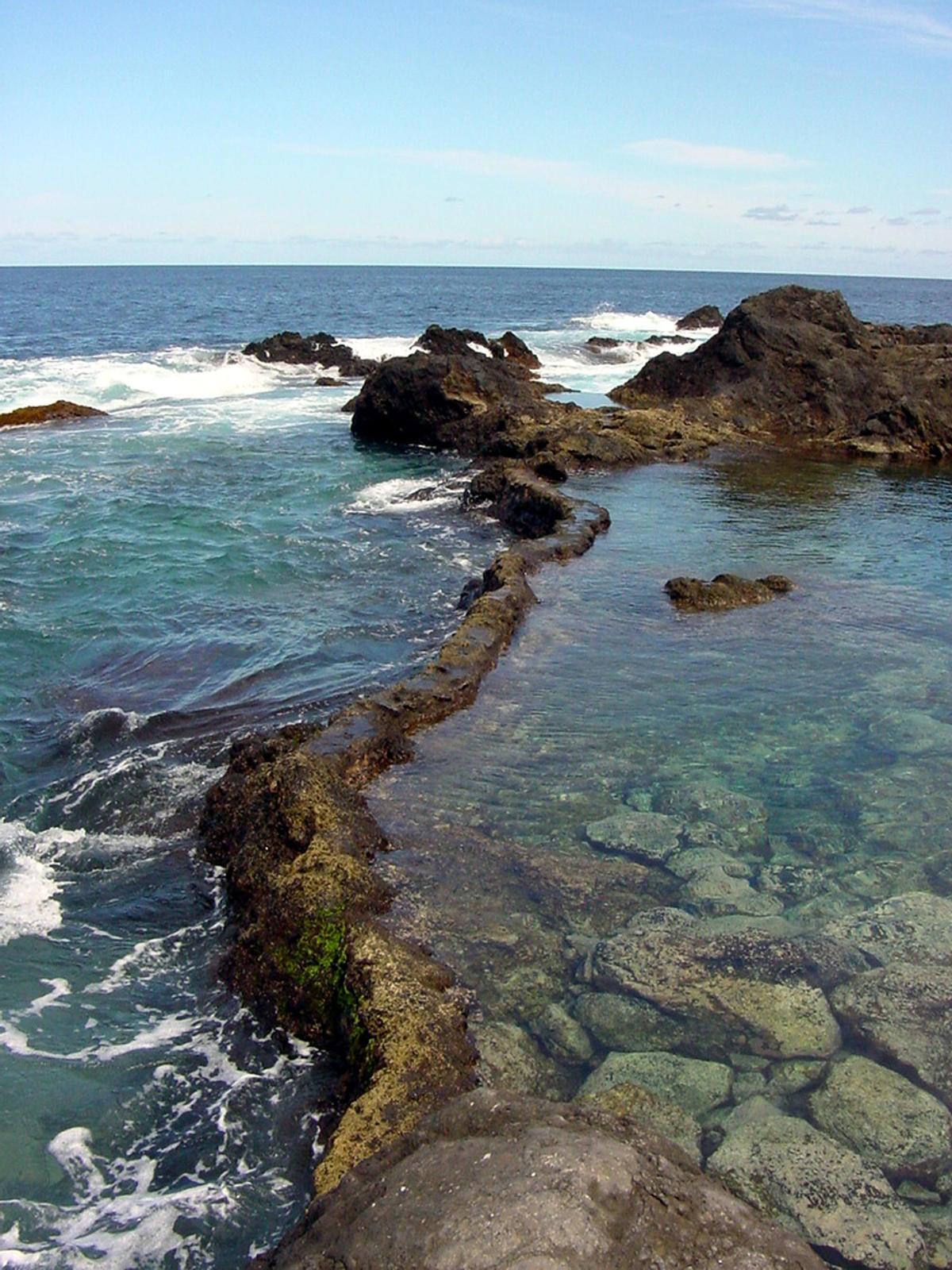 El Caletón está formado por impresionantes piscinas naturales y charcos generados a partir de erupciones volcánicas y lava.