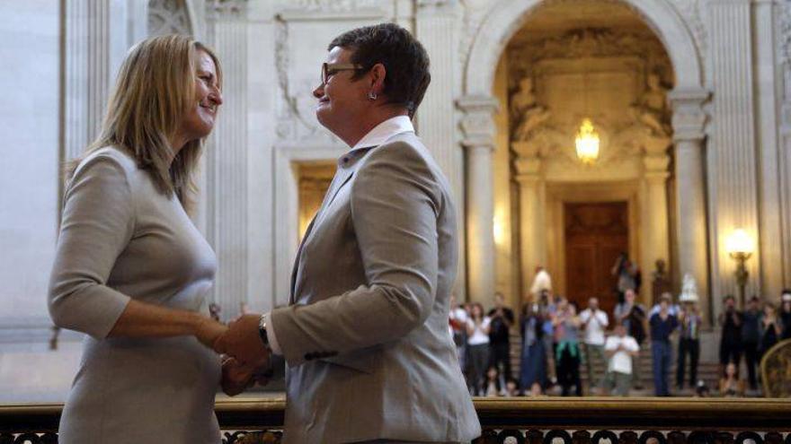 Las lesbianas exigen a Oliván que aclare si se les pagará o no la fertilización