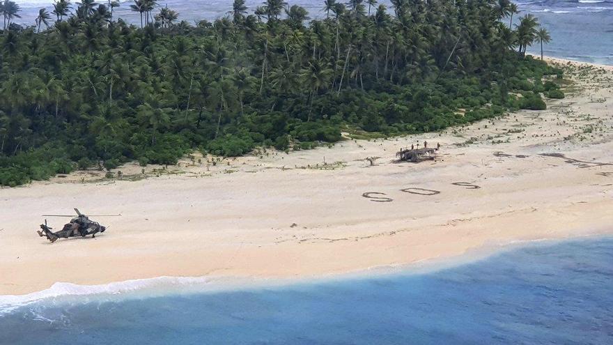 Un SOS en la arena salva a tres hombres en una isla desierta