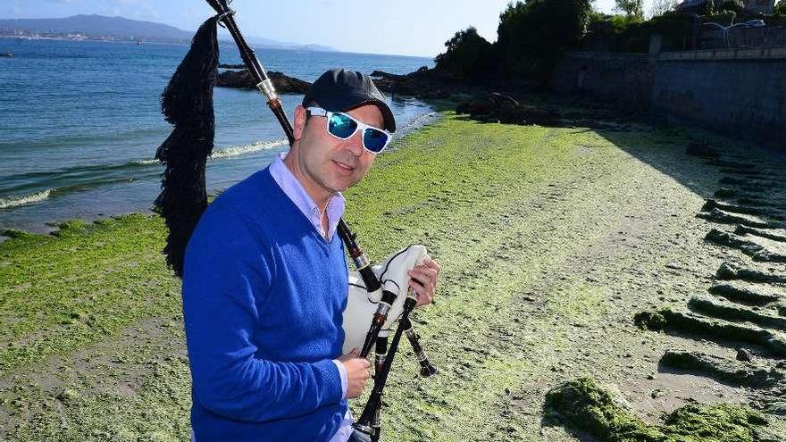 Anxo Lorenzo, ayer, ante la playa de O Con, en la parroquia moañesa de Tirán.  // Gonzalo Núñez