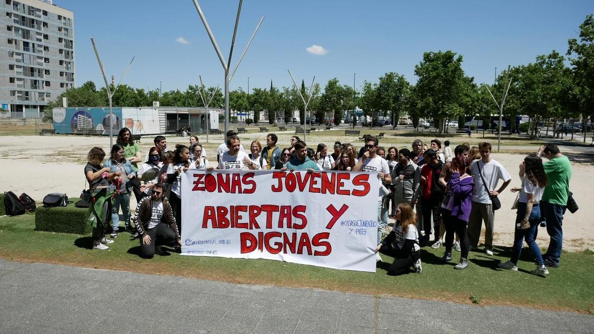 Protesta en Zaragoza contra los recortes en los servicios de juventud de la ciudad.